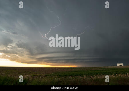 Supercell, eine rotierende Gewitter, bei Sonnenuntergang mit Blitz über Colorado. Schöne Mutterschiff Art wall cloud, ein klares Zeichen für die Rotation. Stockfoto