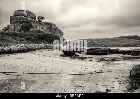 Dick's Carn (aka der geladenen Camel), Porth Hellick, St. Mary's, Isle of Scilly, UK. Schwarz und Weiss Stockfoto