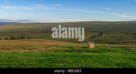 Cumbria Landschaft mit einer Hütte aus Stein, von der A686 zwischen Alston und Hartside Top, Cumbria, England, UK gesehen Stockfoto