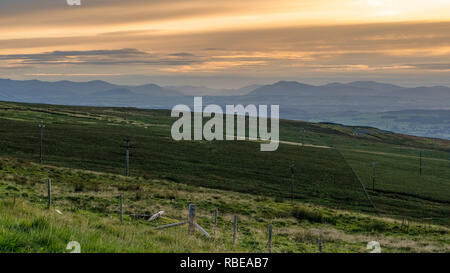 Blick über greenfell Heben von hartside Top auf der A686 zwischen Alston und Melmerby, Cumbria, England, Großbritannien - Mit dem Lake District in den nebligen backgr Stockfoto