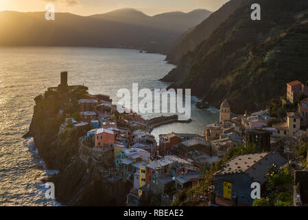 Vernazza Dorf bei Sonnenuntergang, Cinque Terre, Italien Stockfoto