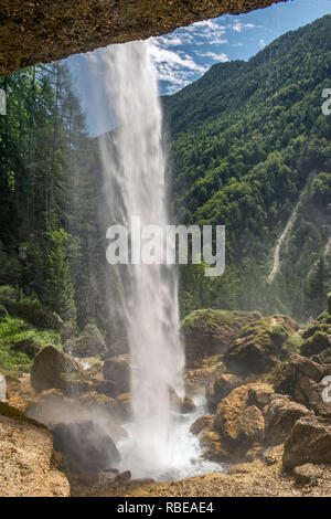 Ansicht von hinter einem Wasserfall in den Julischen Alpen in Slowenien. Der Wasserfall Pericnik ist einer der Schönsten in Slowenien, Sie können Dahinter laufen! Stockfoto