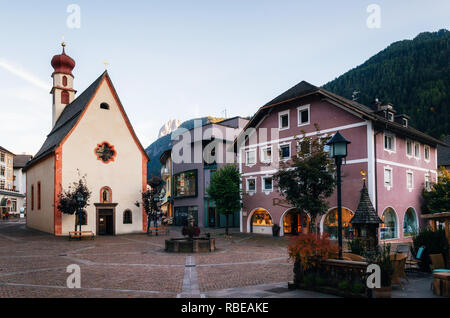 St. Ulrich in Gröden, Italien, 5. Oktober, 2017: Fußgängerzone von St. Ulrich Stadt Ski Resort im Norden von Italien. Stockfoto