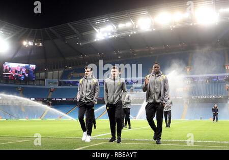 Burton Albion Ben Fuchs (Mitte) und Lucas Akins (rechts) auf dem Platz vor dem carabao Cup semi final Match an der Etihad Stadium, Manchester. Stockfoto