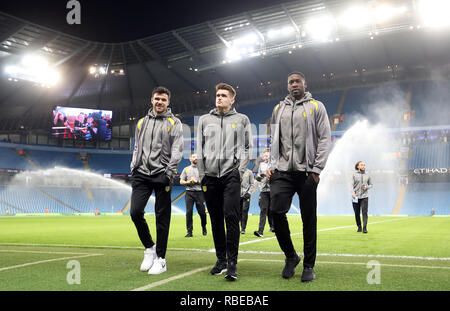 Burton Albion Ben Fuchs (Mitte) und Lucas Akins (rechts) auf dem Platz vor dem carabao Cup semi final Match an der Etihad Stadium, Manchester. Stockfoto