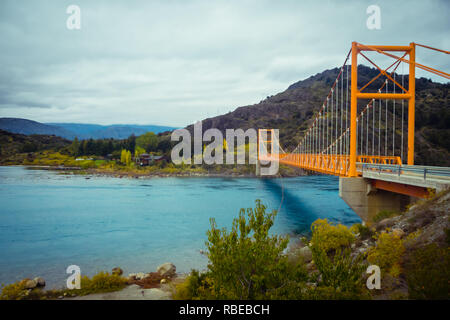 Rote Hängebrücke über den Wasserabfluss von General Carrera See, in der Nähe der See Bertrand, Puerto Tranquilo, Chile Chico, Aysen, Chile Stockfoto