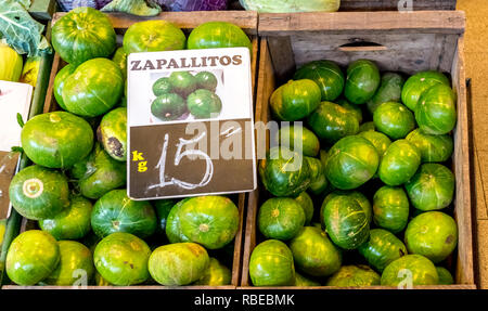 Nahaufnahme des Zapallitos zum Verkauf in Mercado Agrícola, Montevideo, Uruguay Stockfoto