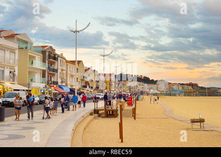 NAZARE, PORTUGAL - Oktober 14, 2018: die Menschen zu Fuß an der Strandpromenade von Nazare. Nazare ist ein berühmter Meer im Sommer Urlaub in Portugal Stockfoto