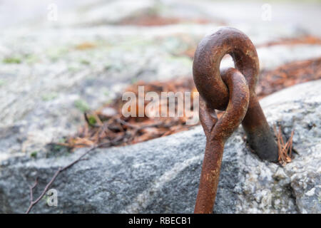 Rostigen ankern Ring in Rock Stockfoto