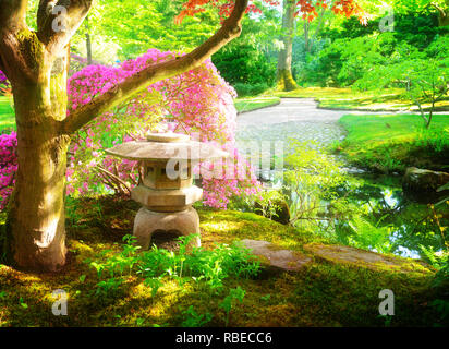 Grüne Gras und die blühenden Bäume in lanscaped Japanischer Garten in Den Haag, Holland, Retro getönt Stockfoto