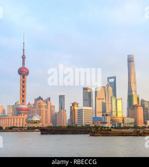 Skyline von Shanghai mit moderner Architektur bei Sonnenuntergang, rostigen Schuten durch Stadt Damm, China Stockfoto