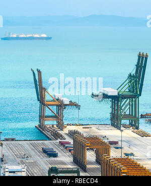 Luftaufnahme von Singapur kommerziellen Hafen mit Kränen und Container auf Pier, Seascape mit Schiffen auf Hintergrund Stockfoto