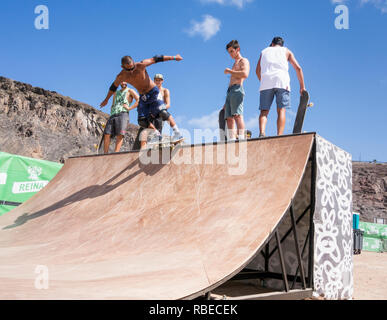 Skateboarder auf Skateboard Rampe im Skatepark. Stockfoto