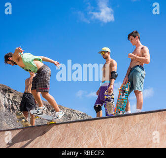 Skateboarder auf Skateboard Rampe im Skatepark. Stockfoto