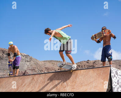 Skateboarder auf Skateboard Rampe im Skatepark. Stockfoto