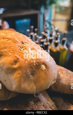 Focaccia - ein traditioneller Ofen gebackenes Brot ähnlich im Stil und Textur zu Pizza Teig. Für häufig Eintauchen in Olivenöl oder wie ein Sandwich verwendet. Stockfoto