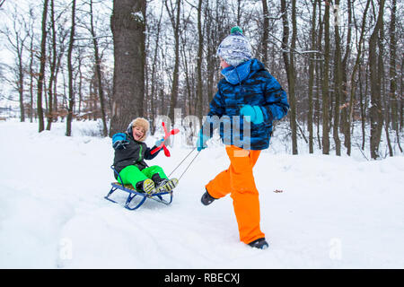 Zwei Kinder Jungen spielen im Freien in den Park. Stockfoto