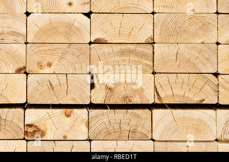 Stapel von schweren Holzbalken Stockfoto