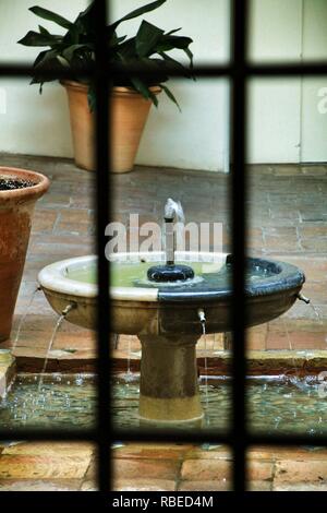 Dekorative Brunnen in einen andalusischen Innenhof in einem Haus von Cordoba, Spanien Stockfoto