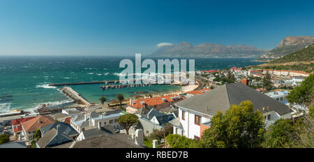 Panoramablick auf den Hafen von Simon's Town an erhöhter Lage mit Blick aufs Meer und die Berge zu behine Stockfoto