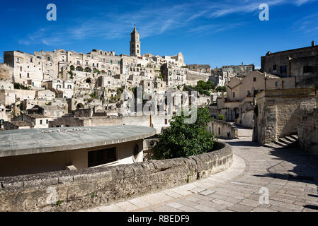 Die alten Häuser aus Stein die Sassi di Matera Altstadt unter einem blauen Himmel in der Basilikata im Süden Italiens. Stockfoto