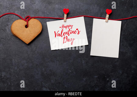 Valentinstag Grußkarten mit herzförmige Plätzchen und zwei Frames auf Stein Hintergrund. Ansicht von oben mit Platz für ihre Grüße. Flach Stockfoto