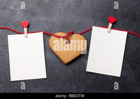 Valentinstag Grußkarten mit herzförmige Plätzchen und zwei Frames auf Stein Hintergrund. Ansicht von oben mit Platz für ihre Grüße. Flach Stockfoto