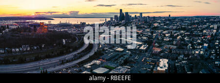 Breite Helikopter Perspektive über Pacific Northwest Urban Innenstadt von Straßen und Gebäuden Stockfoto