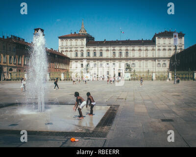 Kinder spielen in den Brunnen an einem heißen Tag vor dem Königlichen Palast von Turin, Italien. Der Königliche Palast von Turin, Palazzo Reale di Torino, ich Stockfoto