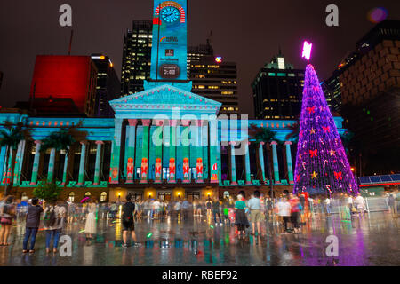 BRISBANE, Australien, 17.Dezember 2018: Blitz der Weihnachtsbaum und Lasershow auf dem Rathaus Gebäude am King George Square Brisbane, Australien. Stockfoto