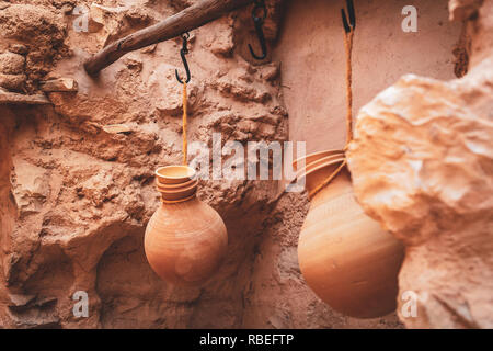 Traditionelles Handwerk Töpfe in Nizwa, die alte Hauptstadt von Oman Stockfoto