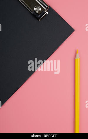 Clip schwarz Board und Buntstift auf rotem Hintergrund Stockfoto