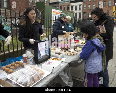 Backen verkauf Geldbeschaffer für Öffentliche Bibliothek Park Slope in Brooklyn, NY. Stockfoto