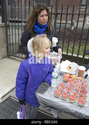 Backen verkauf Geldbeschaffer für Öffentliche Bibliothek Park Slope in Brooklyn, NY. Stockfoto