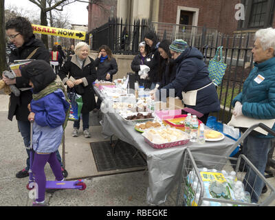 Backen verkauf Geldbeschaffer für Öffentliche Bibliothek Park Slope in Brooklyn, NY. Stockfoto