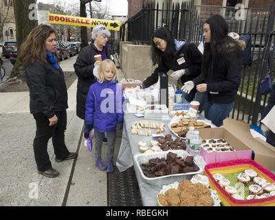 Backen verkauf Geldbeschaffer für Öffentliche Bibliothek Park Slope in Brooklyn, NY. Stockfoto