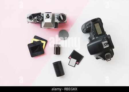 Digitale vs. analoge SLR-Kamera mit Rutschen, Speicherkarten, 35-mm-Film Negative Stockfoto