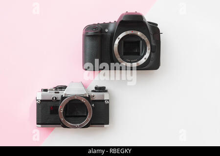 Konzept - Digitale vs. analoge SLR-Kamera auf Rosa Zurück Stockfoto