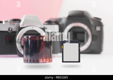 Hochfliegende Memory Flash Card und 35mm Negativ Film Roll mit DSLR auf Hintergrund Stockfoto