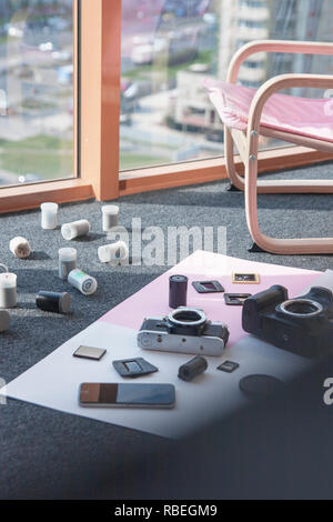 Konzept - Enthusiasten fasziniert von Film und digitale Fotografie Stockfoto