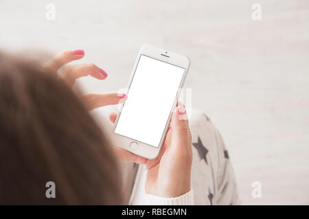 Blick von oben auf die Frau mit modernen Smart Phone vertikale Mockup, Freistellungspfad Stockfoto