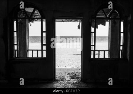 Blick von einem verlassenen Resort auf dem berühmt-berüchtigten Strand gateway Port zur Sklaverei, die von der Tür nicht zurück. Ouidah, Benin. Stockfoto