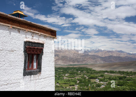 Fenster des Matho Gompa Kloster mit schöner Aussicht auf das Tal und den Himalaya in Ladakh, Indien. Traditionelle ladakhi Architektur Stockfoto