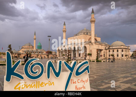 Konya, Türkei - Oktober 20, 2018: Der zentrale Platz der Altstadt mit dem Mevlana Museum auf den Hintergrund und die Selimiye Moschee Stockfoto