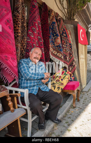 Ankara, Türkei - 15. Oktober 2018: Portrait eines unbekannten türkischen Teppichen Verkäufer in Ankara, Türkei Stockfoto