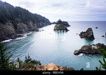 Schöne Aussicht auf den Heuhaufen Felsen, Meer und Himmel vor der südlichen Küste von Oregon Stockfoto