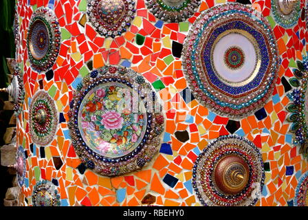 Wand mit bunten Keramik Glas ungesehen in Wat Phra That Pha Sorn Kaew Phetchabun, Thailand eingerichtet. Stockfoto