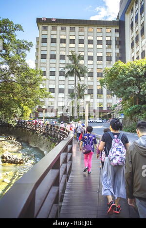 Taipei, Taiwan - 24. November 2018: Voll Touristen zu Fuß entlang der Straße hat Canal neben in Beitou Park, Taipei, Taiwan. Stockfoto