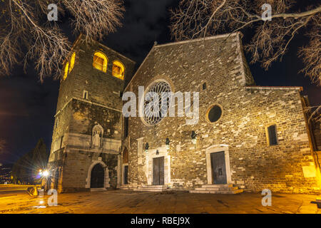 Alte Kathedrale von San Giusto bei Nacht in Triest, Italien Stockfoto