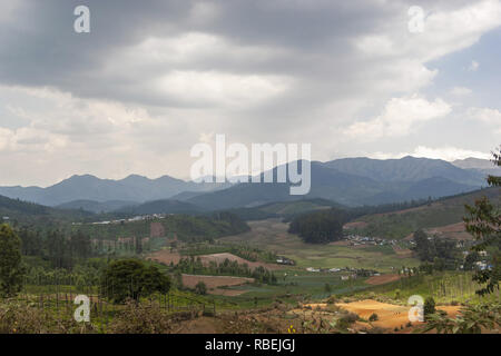 Anzeigen von Ooty mit Bergkulisse, Ootacamund, in Nilgiris, Tamil Nadu, Indien Stockfoto